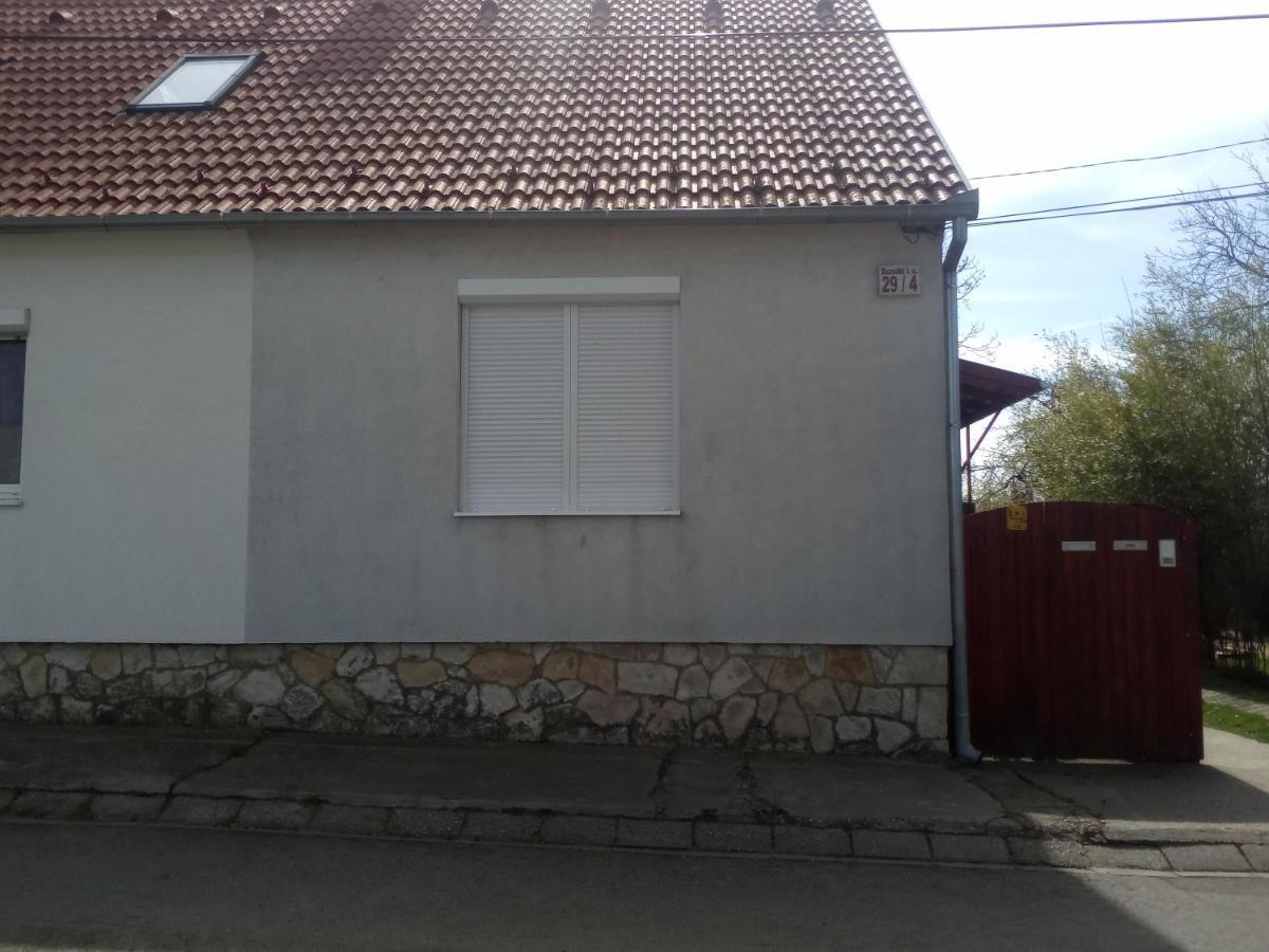 Budai Vám Apartmanház Pětikostelí Exteriér fotografie